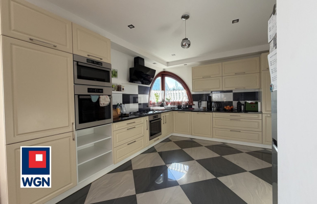 Jerzmanowa, Dom wolnostojący z garażem, cena 1 800 000 zł 
  
Na sprzedaż dom wolnostojący o powierzchni 200 m2 wraz z garażem 