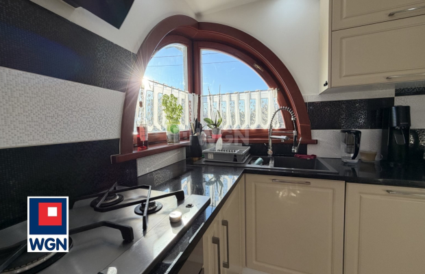 Jerzmanowa, Dom wolnostojący z garażem, cena 1 800 000 zł 
  
Na sprzedaż dom wolnostojący o powierzchni 200 m2 wraz z garażem 