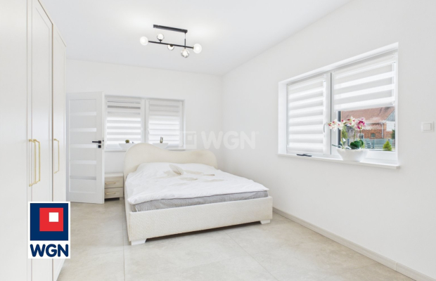 Na sprzedaż piękny dom wolnostojący parterowy z użytkowym poddaszem, niepodpiwniczony z dachem dwuspadowym.  
  
Nieruchomość o