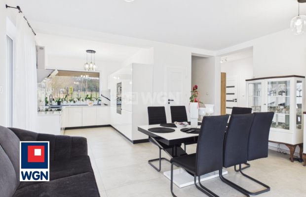 Na sprzedaż piękny dom wolnostojący parterowy z użytkowym poddaszem, niepodpiwniczony z dachem dwuspadowym.  
  
Nieruchomość o