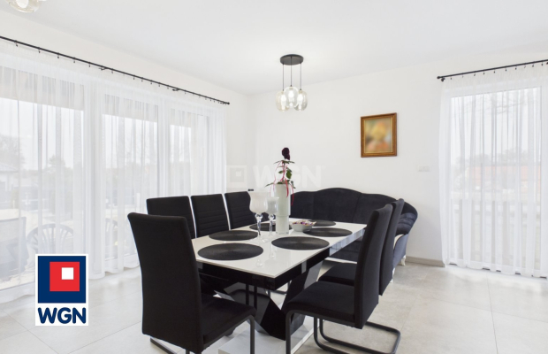 Na sprzedaż piękny dom wolnostojący parterowy z użytkowym poddaszem, niepodpiwniczony z dachem dwuspadowym.  
  
Nieruchomość o