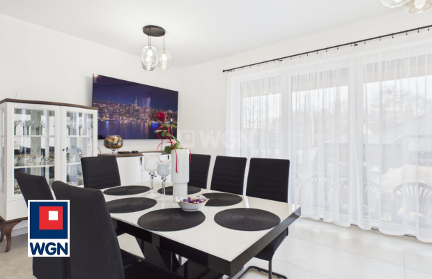 Na sprzedaż piękny dom wolnostojący parterowy z użytkowym poddaszem, niepodpiwniczony z dachem dwuspadowym.  
  
Nieruchomość o