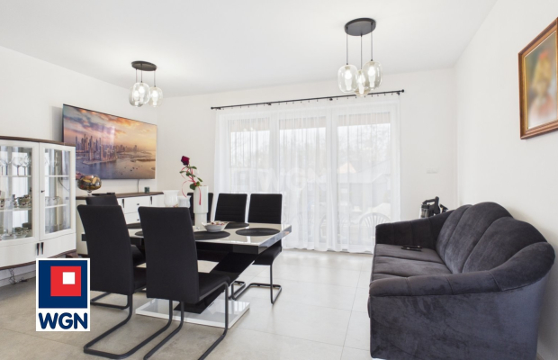 Na sprzedaż piękny dom wolnostojący parterowy z użytkowym poddaszem, niepodpiwniczony z dachem dwuspadowym.  
  
Nieruchomość o