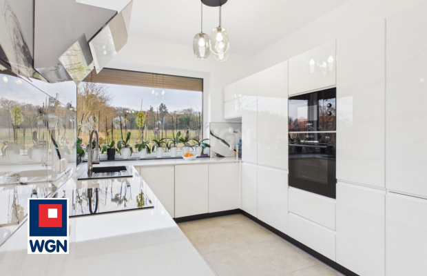 Na sprzedaż piękny dom wolnostojący parterowy z użytkowym poddaszem, niepodpiwniczony z dachem dwuspadowym.  
  
Nieruchomość o