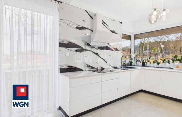 Na sprzedaż piękny dom wolnostojący parterowy z użytkowym poddaszem, niepodpiwniczony z dachem dwuspadowym.  
  
Nieruchomość o