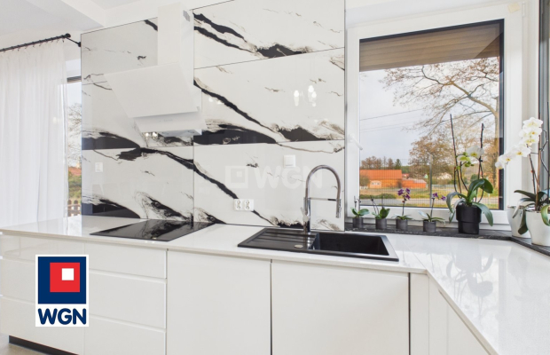 Na sprzedaż piękny dom wolnostojący parterowy z użytkowym poddaszem, niepodpiwniczony z dachem dwuspadowym.  
  
Nieruchomość o