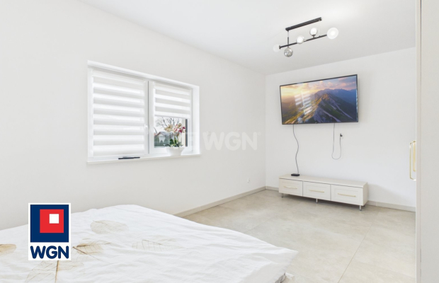 Na sprzedaż piękny dom wolnostojący parterowy z użytkowym poddaszem, niepodpiwniczony z dachem dwuspadowym.  
  
Nieruchomość o