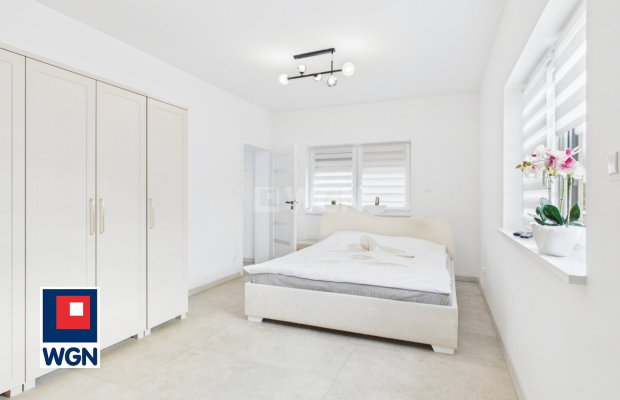 Na sprzedaż piękny dom wolnostojący parterowy z użytkowym poddaszem, niepodpiwniczony z dachem dwuspadowym.  
  
Nieruchomość o