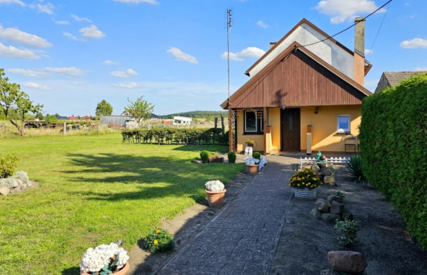 Dom wolnostojący, bud. gosp. i 2 działki