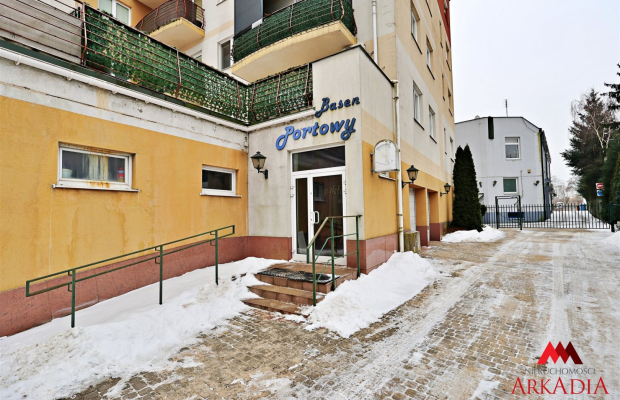 lokal handlowo usługowy  435  m2 z basenem 