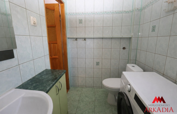 Arkadia Nieruchomości oferuje na sprzedaż przytulne, 3 -pokojowe mieszkanie położone na pierwszym  piętrze w kamienicy w Centru