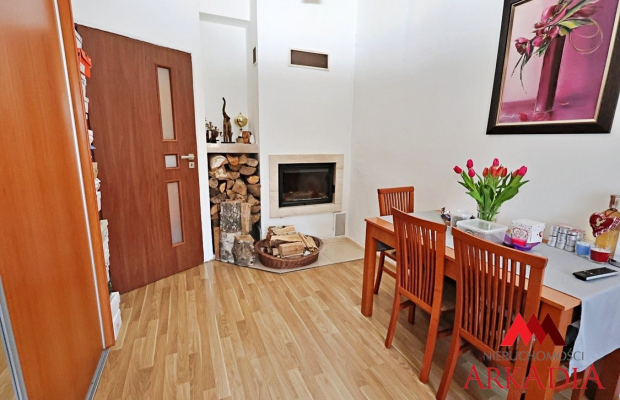 Arkadia Nieruchomości oferuje na sprzedaż przytulne, 3 -pokojowe mieszkanie położone na pierwszym  piętrze w kamienicy w Centru