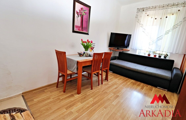 Arkadia Nieruchomości oferuje na sprzedaż przytulne, 3 -pokojowe mieszkanie położone na pierwszym  piętrze w kamienicy w Centru