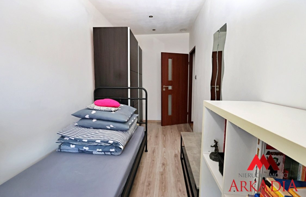 Arkadia Nieruchomości oferuje na sprzedaż przytulne, 3 -pokojowe mieszkanie położone na pierwszym  piętrze w kamienicy w Centru