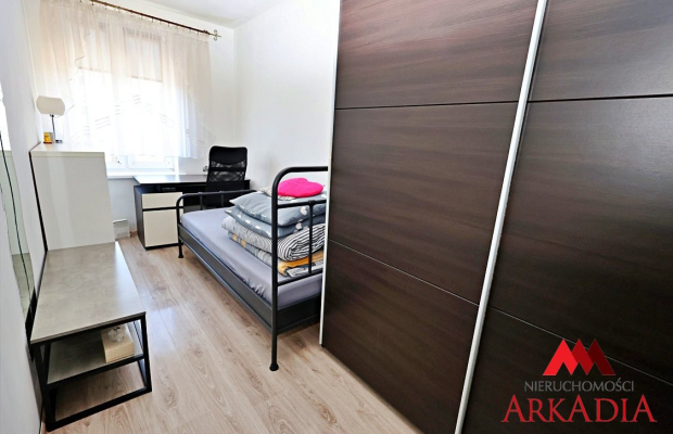 Arkadia Nieruchomości oferuje na sprzedaż przytulne, 3 -pokojowe mieszkanie położone na pierwszym  piętrze w kamienicy w Centru