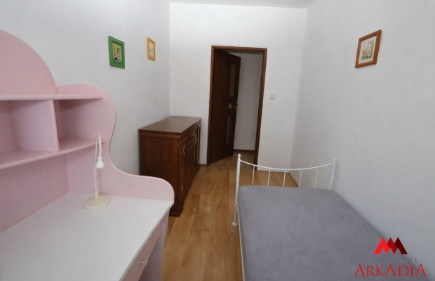 Arkadia Nieruchomości oferuje na sprzedaż przytulne, 3 -pokojowe mieszkanie położone na pierwszym  piętrze w kamienicy w Centru