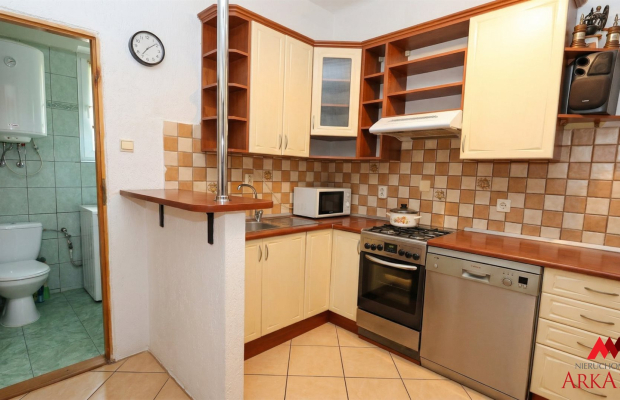 Arkadia Nieruchomości oferuje na sprzedaż przytulne, 3 -pokojowe mieszkanie położone na pierwszym  piętrze w kamienicy w Centru