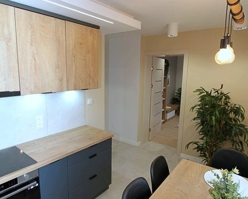 Prezentujemy wyjątkową ofertę wynajmu przestronnego mieszkania trzypokojowego o powierzchni około 70 m², oferowanego przez Arka