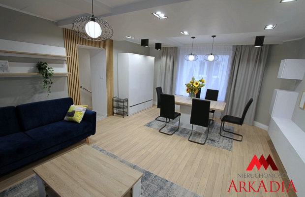 Prezentujemy wyjątkową ofertę wynajmu przestronnego mieszkania trzypokojowego o powierzchni około 70 m², oferowanego przez Arka