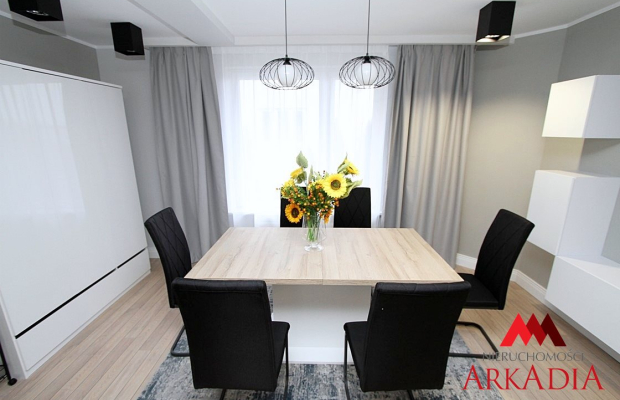 Prezentujemy wyjątkową ofertę wynajmu przestronnego mieszkania trzypokojowego o powierzchni około 70 m², oferowanego przez Arka