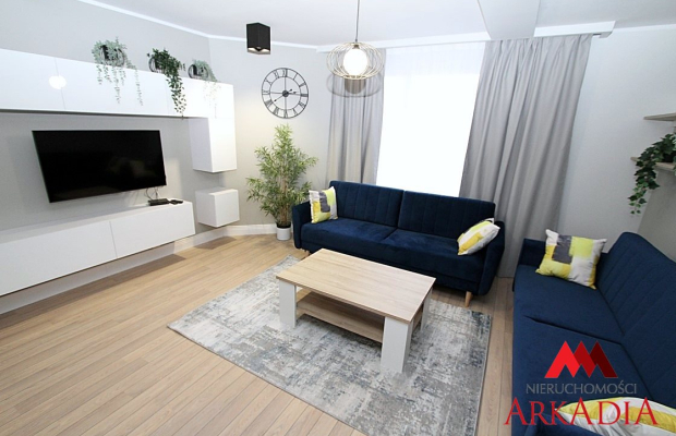 Prezentujemy wyjątkową ofertę wynajmu przestronnego mieszkania trzypokojowego o powierzchni około 70 m², oferowanego przez Arka