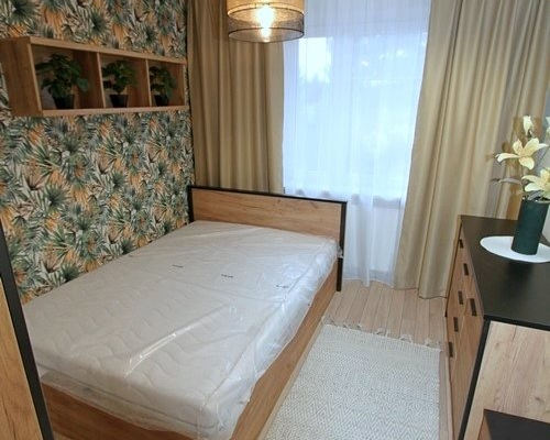 Prezentujemy wyjątkową ofertę wynajmu przestronnego mieszkania trzypokojowego o powierzchni około 70 m², oferowanego przez Arka