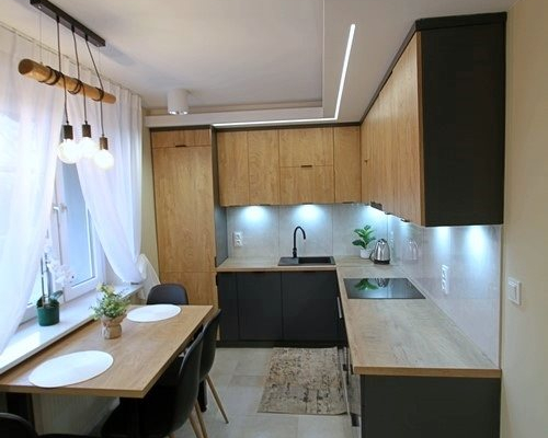 Prezentujemy wyjątkową ofertę wynajmu przestronnego mieszkania trzypokojowego o powierzchni około 70 m², oferowanego przez Arka