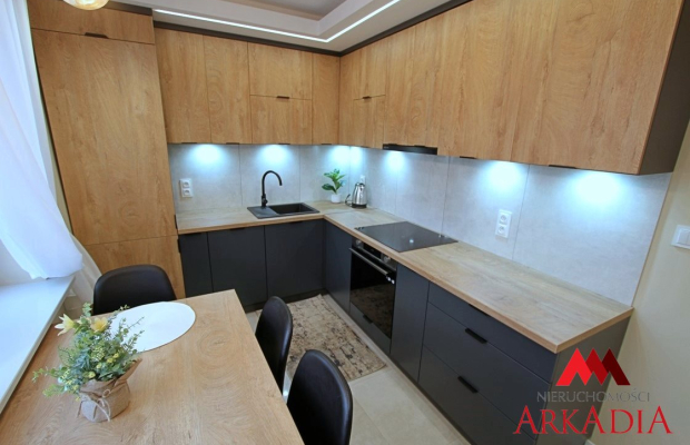 Prezentujemy wyjątkową ofertę wynajmu przestronnego mieszkania trzypokojowego o powierzchni około 70 m², oferowanego przez Arka