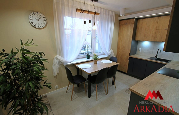 Prezentujemy wyjątkową ofertę wynajmu przestronnego mieszkania trzypokojowego o powierzchni około 70 m², oferowanego przez Arka