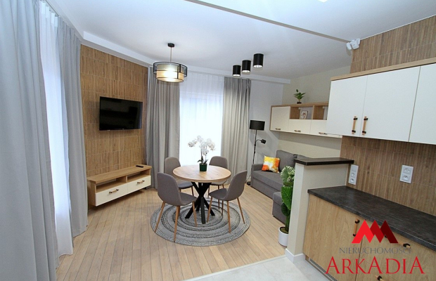 Z przyjemnością prezentujemy ofertę wynajmu eleganckiej kawalerki o powierzchni około 24 m², zaproponowanej przez Arkadia Nieru