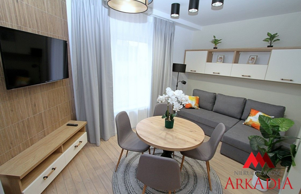 Z przyjemnością prezentujemy ofertę wynajmu eleganckiej kawalerki o powierzchni około 24 m², zaproponowanej przez Arkadia Nieru