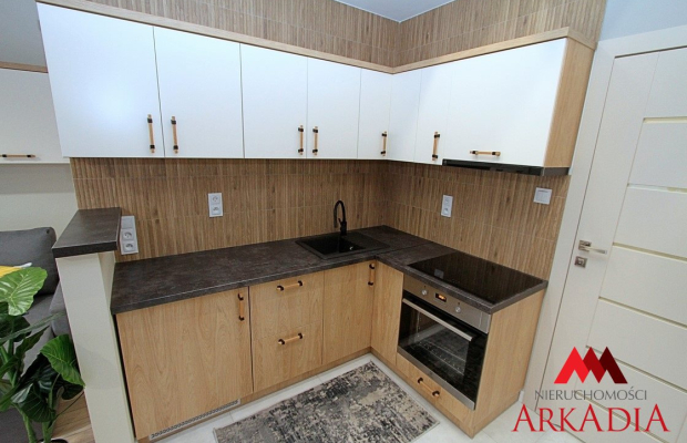 Z przyjemnością prezentujemy ofertę wynajmu eleganckiej kawalerki o powierzchni około 24 m², zaproponowanej przez Arkadia Nieru