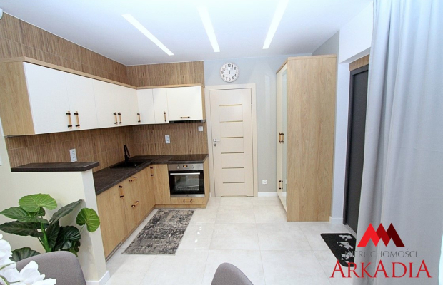 Z przyjemnością prezentujemy ofertę wynajmu eleganckiej kawalerki o powierzchni około 24 m², zaproponowanej przez Arkadia Nieru