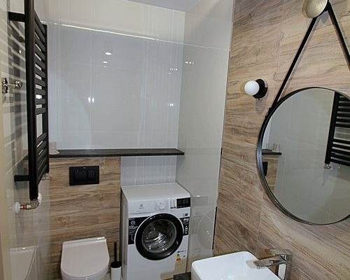 Z przyjemnością prezentujemy ofertę wynajmu eleganckiej kawalerki o powierzchni około 24 m², zaproponowanej przez Arkadia Nieru