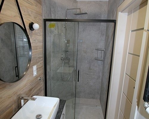 Z przyjemnością prezentujemy ofertę wynajmu eleganckiej kawalerki o powierzchni około 24 m², zaproponowanej przez Arkadia Nieru