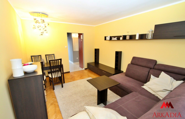 Do wynajęcia przytulne 2-pokojowe mieszkanie o powierzchni 38 m² , położone na  4. piętrze  w bloku na  osiedlu Kazimierza Wiel