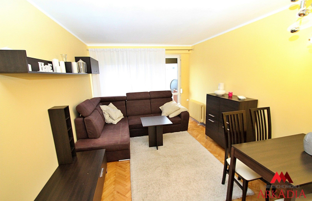 Do wynajęcia przytulne 2-pokojowe mieszkanie o powierzchni 38 m² , położone na  4. piętrze  w bloku na  osiedlu Kazimierza Wiel