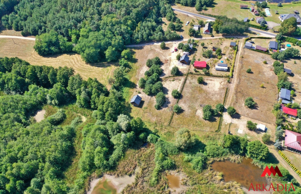Wyobraź sobie poranek, kiedy budzisz się we własnym domu położonym w sercu natury. Otwierasz okno, a Twoim oczom ukazuje się wi