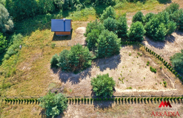 Wyobraź sobie poranek, kiedy budzisz się we własnym domu położonym w sercu natury. Otwierasz okno, a Twoim oczom ukazuje się wi