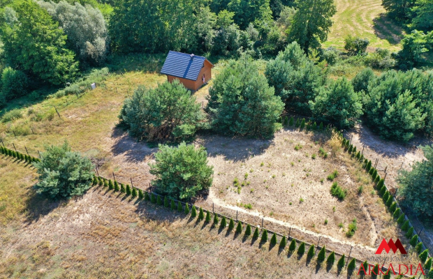 Wyobraź sobie poranek, kiedy budzisz się we własnym domu położonym w sercu natury. Otwierasz okno, a Twoim oczom ukazuje się wi