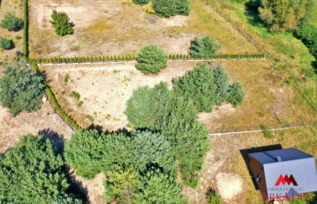 Wyobraź sobie poranek, kiedy budzisz się we własnym domu położonym w sercu natury. Otwierasz okno, a Twoim oczom ukazuje się wi