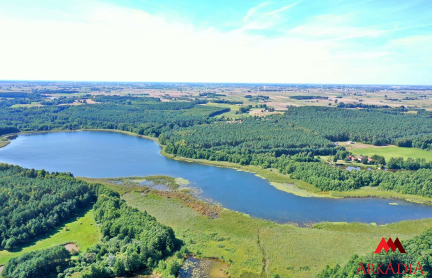 Wyobraź sobie poranek, kiedy budzisz się we własnym domu położonym w sercu natury. Otwierasz okno, a Twoim oczom ukazuje się wi