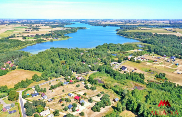 Wyobraź sobie poranek, kiedy budzisz się we własnym domu położonym w sercu natury. Otwierasz okno, a Twoim oczom ukazuje się wi