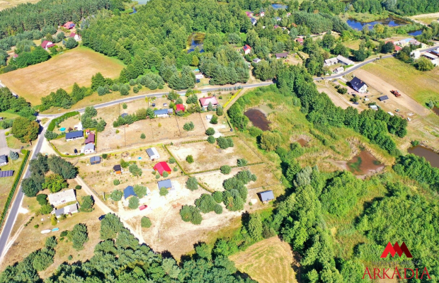 Wyobraź sobie poranek, kiedy budzisz się we własnym domu położonym w sercu natury. Otwierasz okno, a Twoim oczom ukazuje się wi