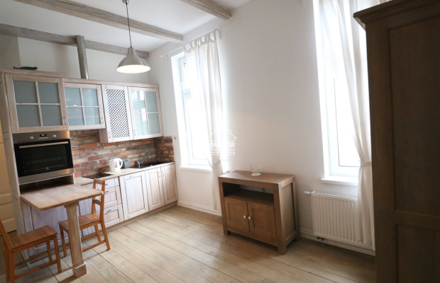 Kawalerka do wynajęcia z miejscem parkingowym.