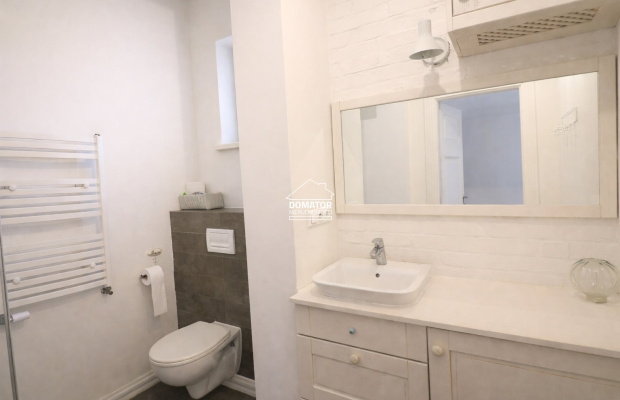 Kawalerka do wynajęcia z miejscem parkingowym.