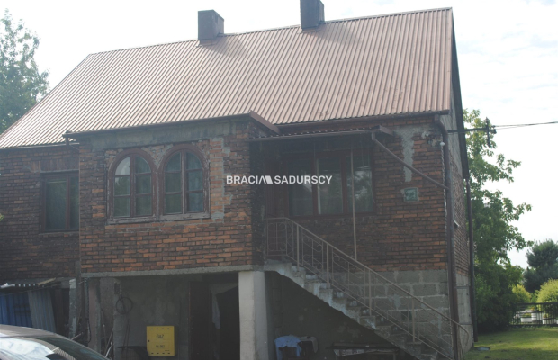 Budynek z lat 70-tych w Targowisku gm.Kłaj