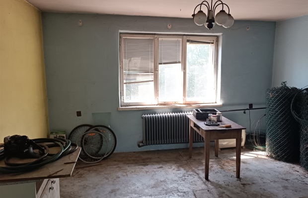 Budynek z lat 70-tych w Targowisku gm.Kłaj