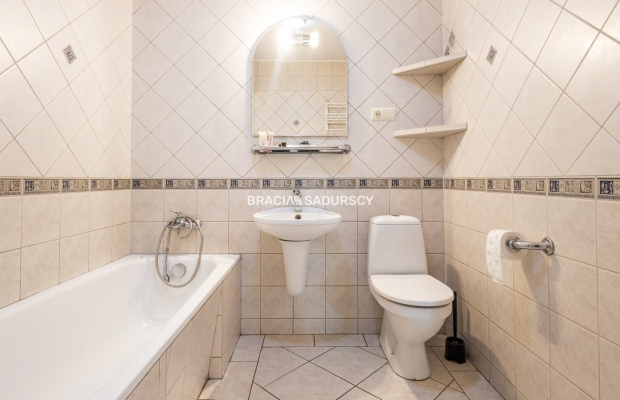 UROKLIWY DOM W BARDZO DOBREJ LOKALIZACJI