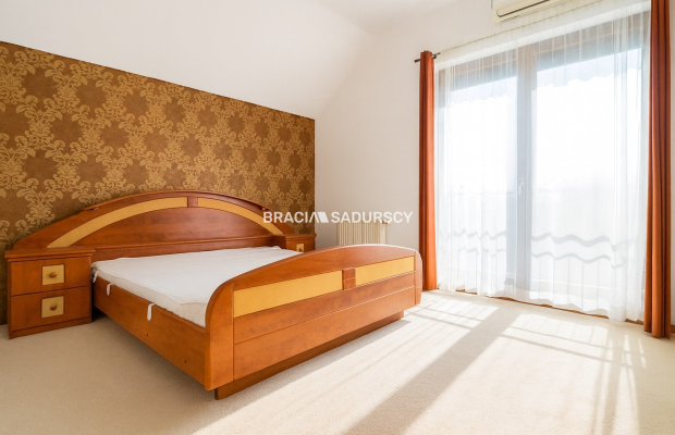 Dom na Woli Justowskiej, garaż na 2 samochody.